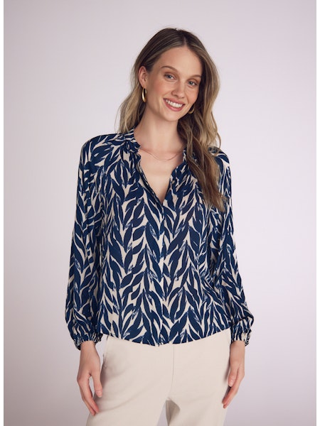 Bella Dahl Long Sleeve Shirred Raglan Shirt in Navy Leaves Print