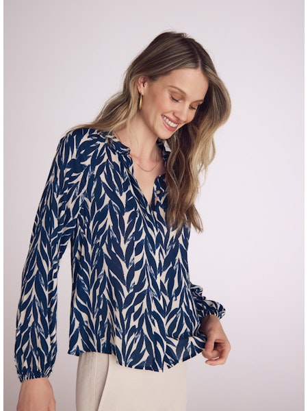 Bella Dahl Long Sleeve Shirred Raglan Shirt in Navy Leaves Print