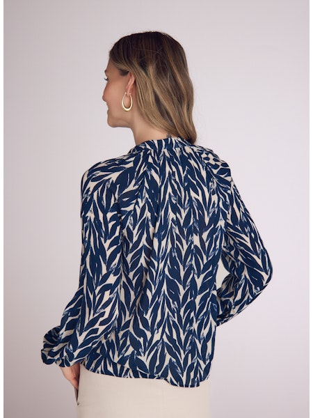 Bella Dahl Long Sleeve Shirred Raglan Shirt in Navy Leaves Print