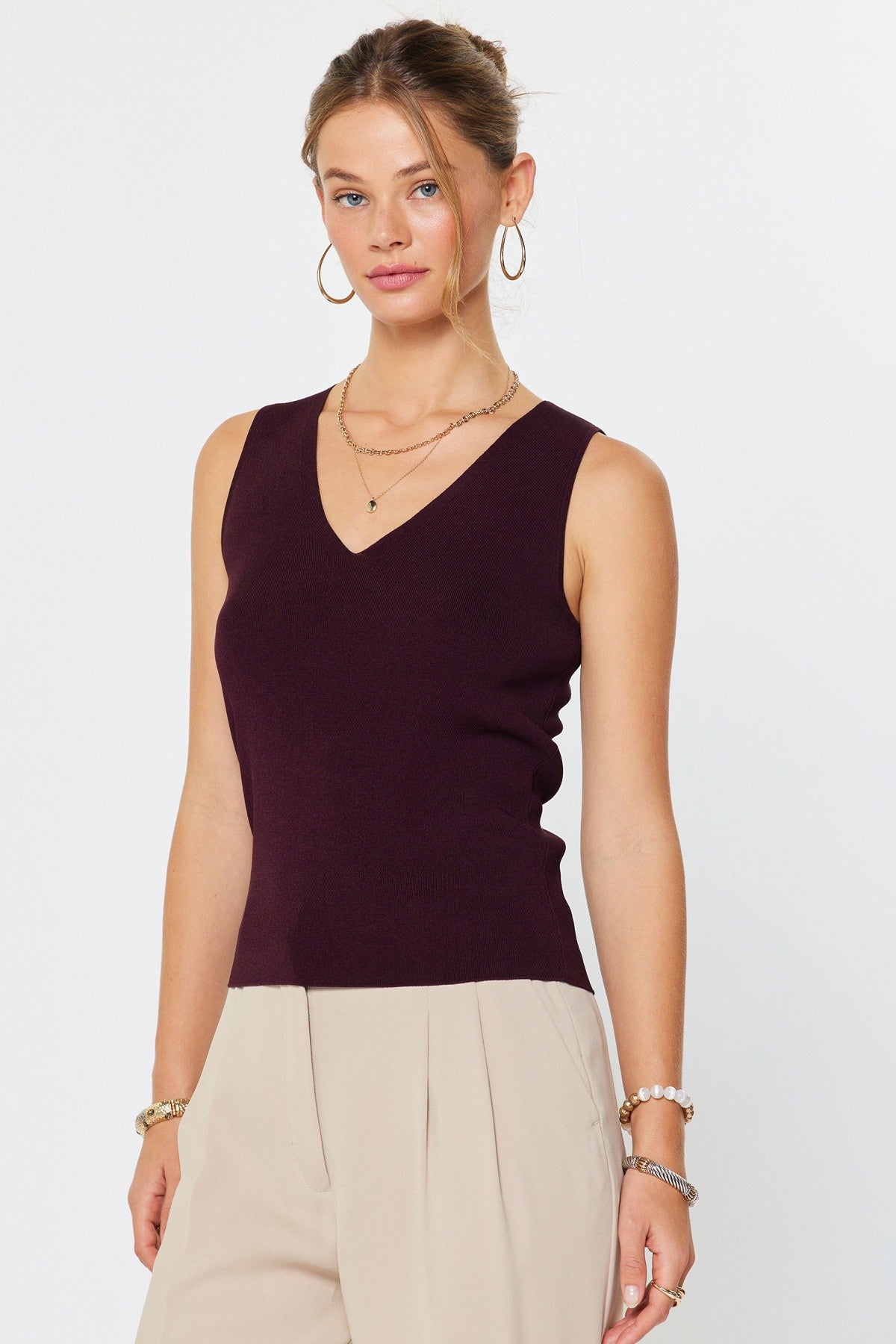 NYLAND Lisinda Sleeveless V-neck Sweater Top