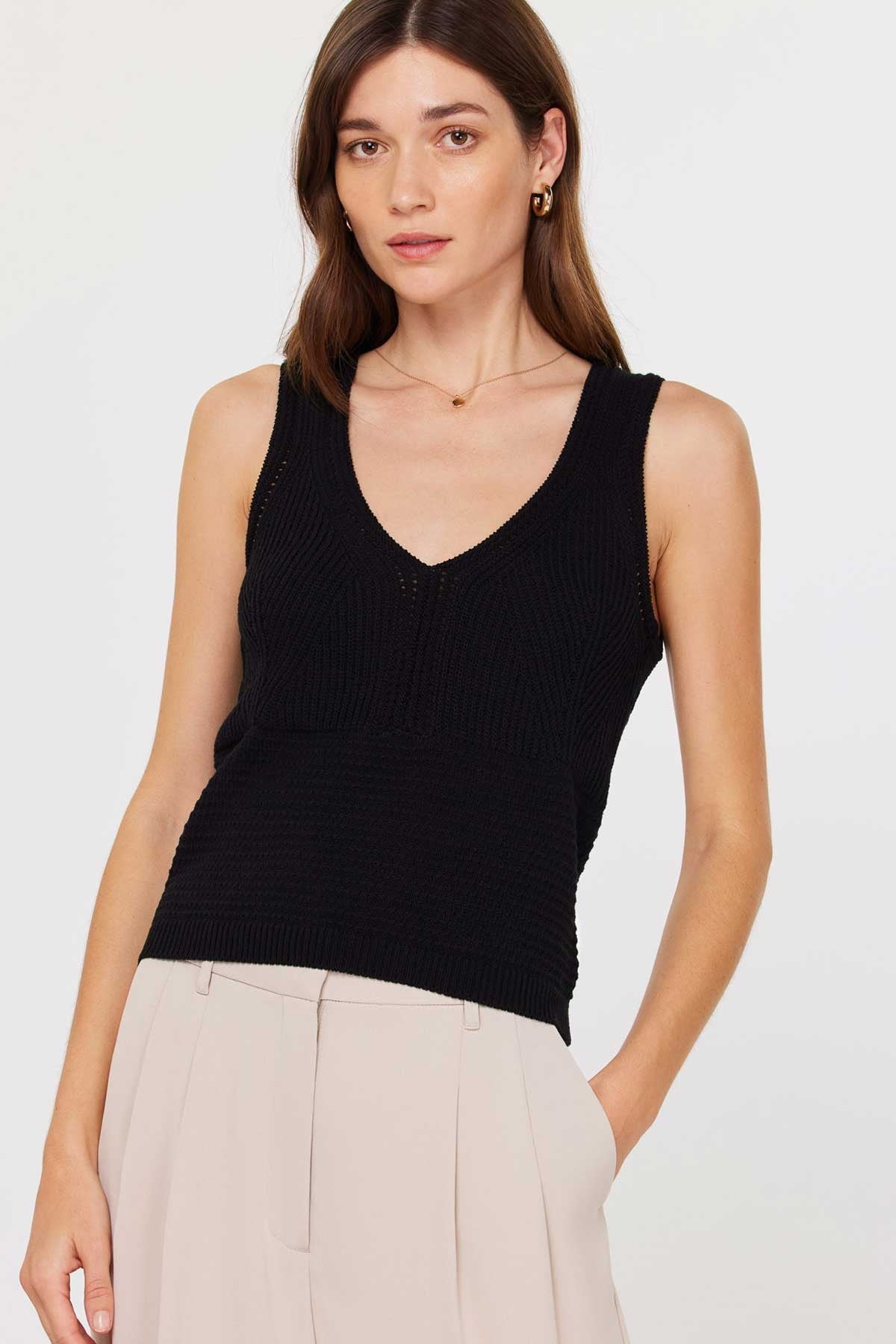 Gild Aveline V-Neck Tank Top Sweater Black