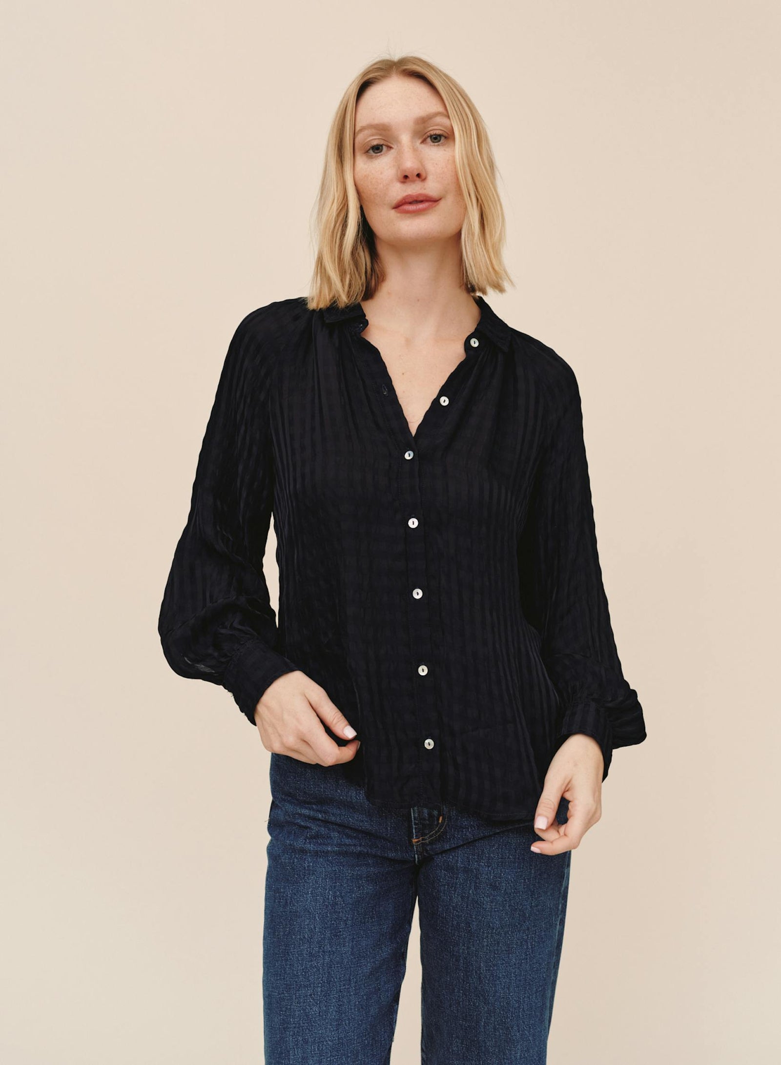 Bella Dahl Flowy Raglan Sleeve Shirt in Mocha