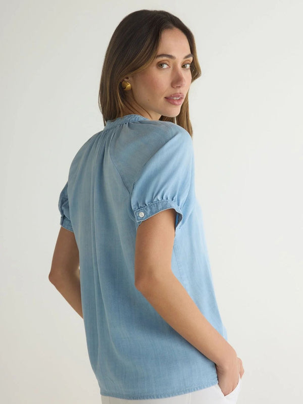 Bella Dahl Short Sleeve Raglan Shirt in Light Riviera Wash