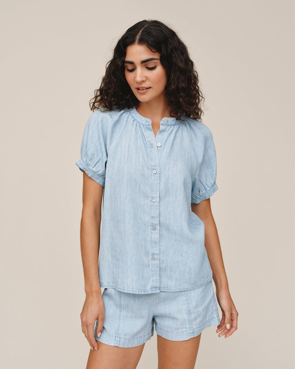 Bella Dahl Short Sleeve Raglan Shirt in Sun Bleached Wash