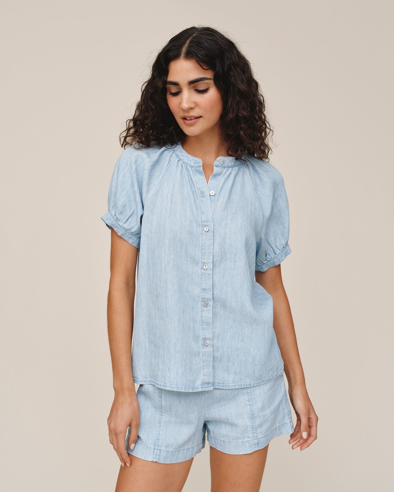 Bella Dahl Short Sleeve Raglan Shirt in Sun Bleached Wash