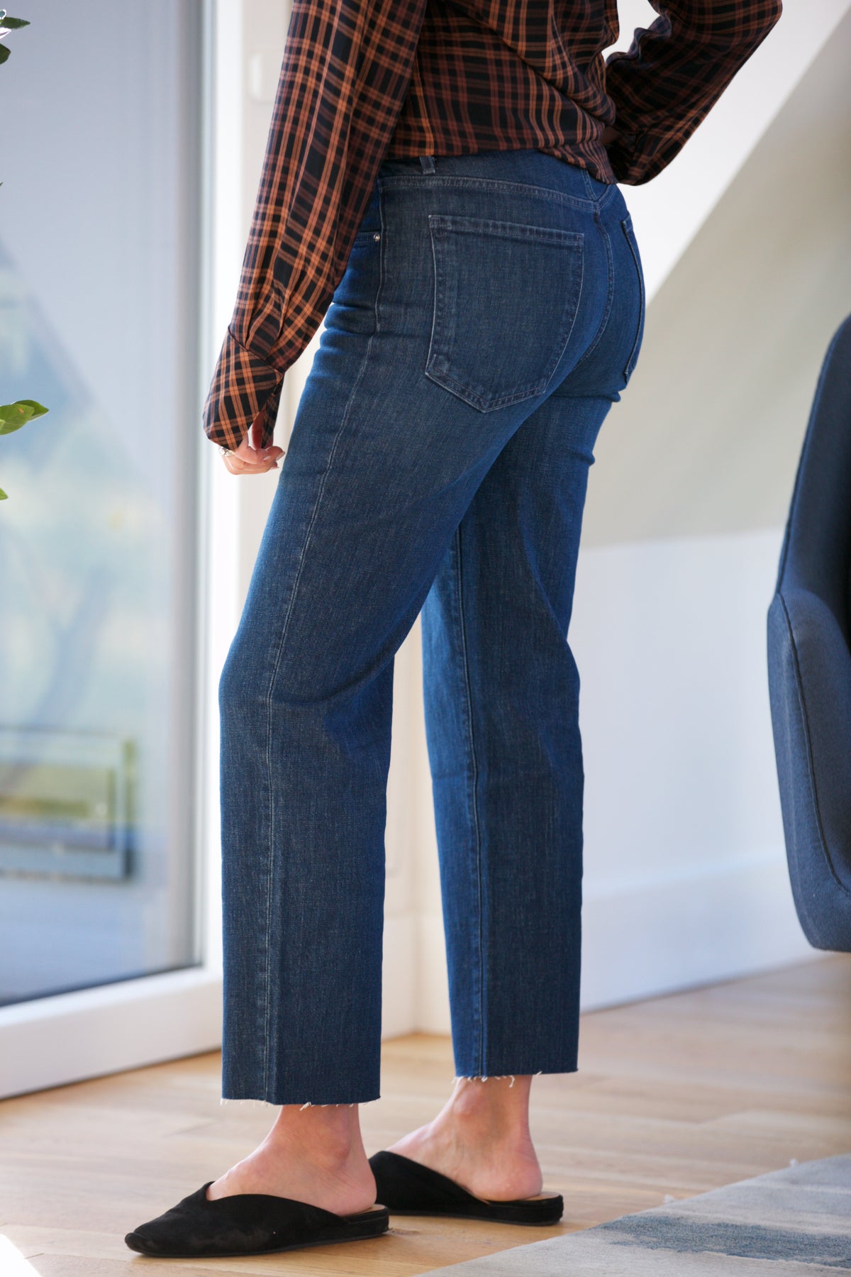 LE JEAN Sabine Straight Mid Rise in Dark Side