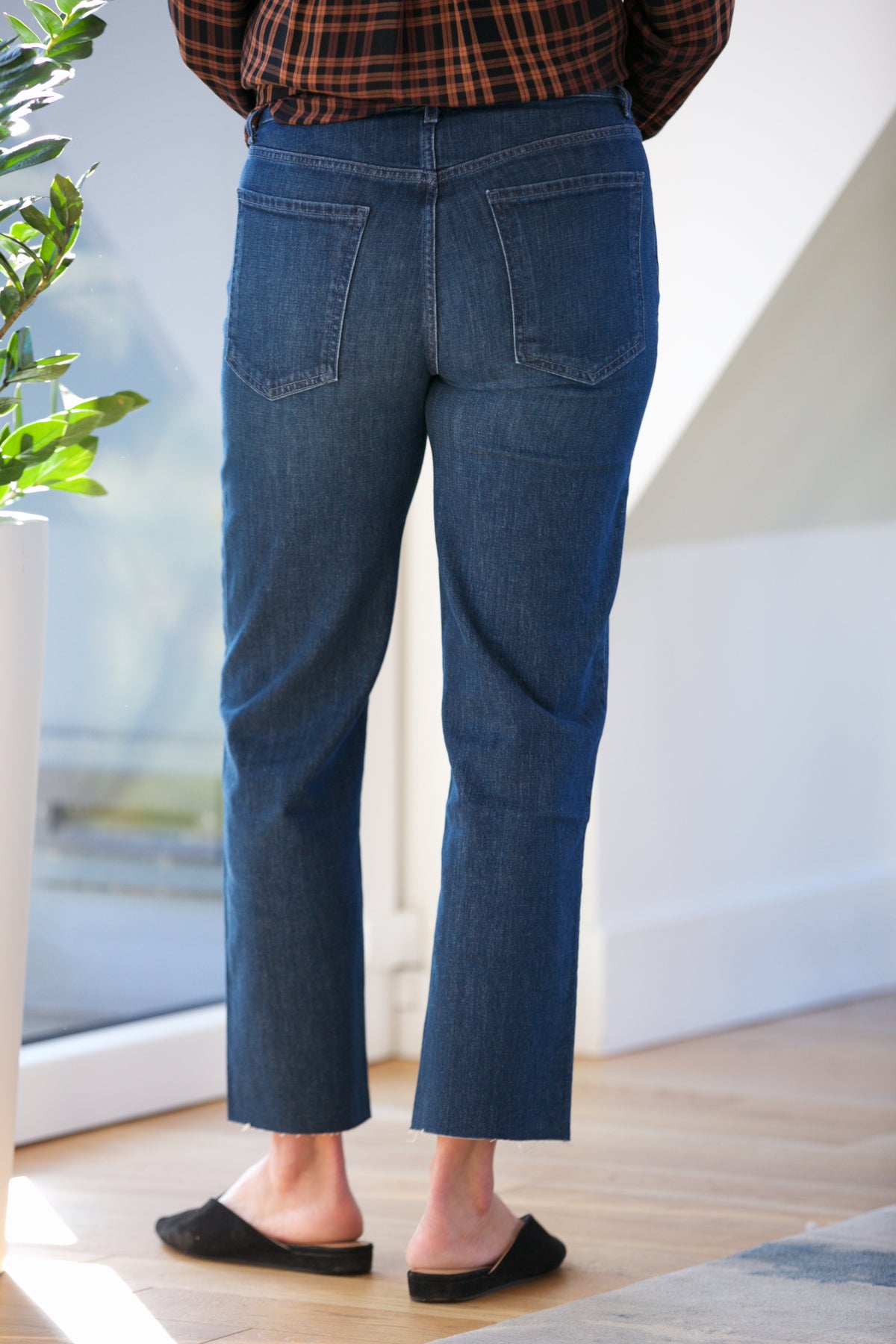 LE JEAN Sabine Straight Mid Rise in Dark Side