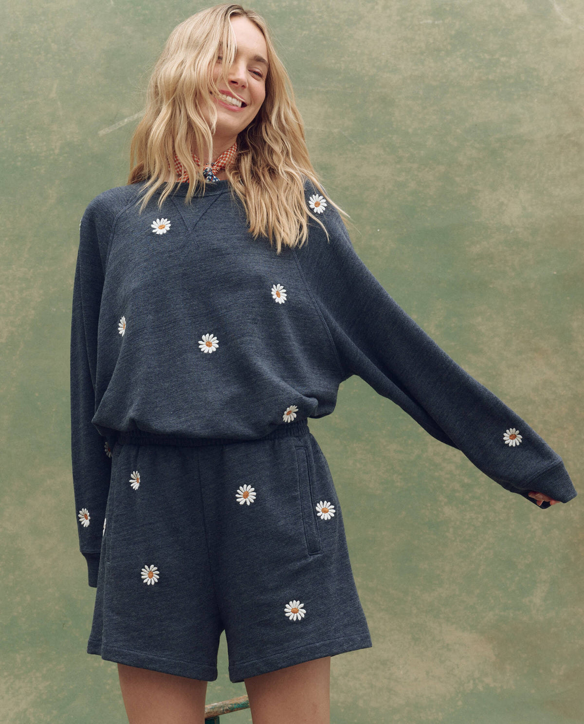 THE GREAT. The Slouch Sweatshirt w/ Daisy Embroidery in Heathered Vintage Blue