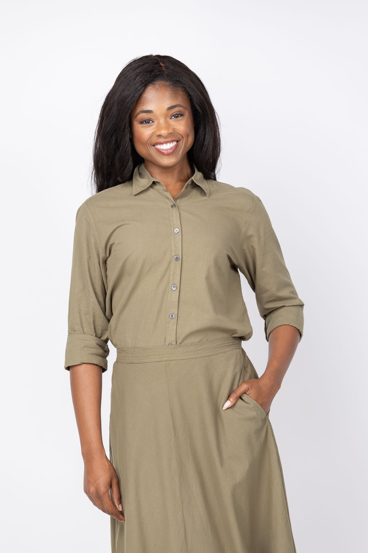 XIRENA Bowie Shirt in Olive Smoke