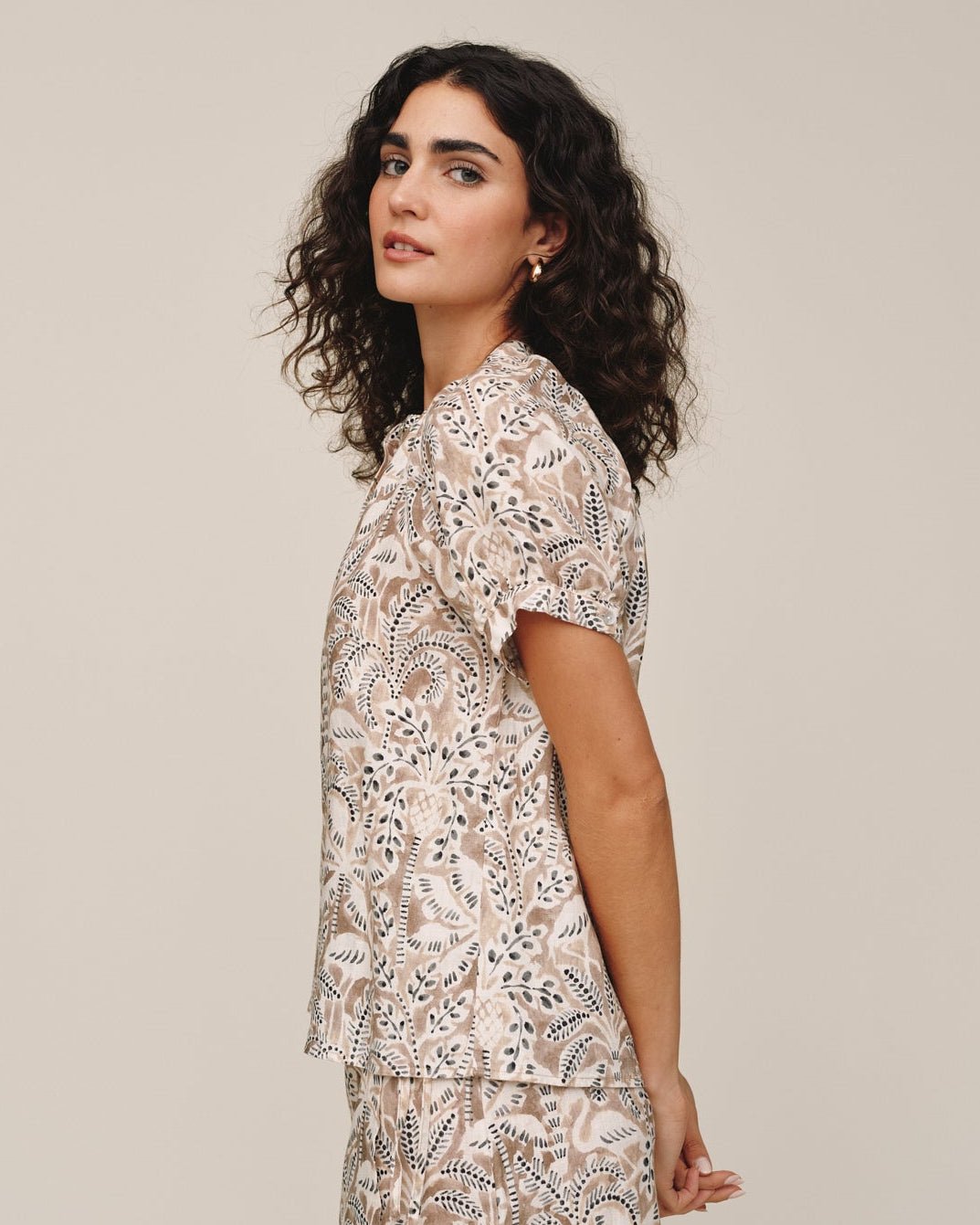 Bella Dahl Short Sleeve Raglan Shirt in Tropical Palm Print