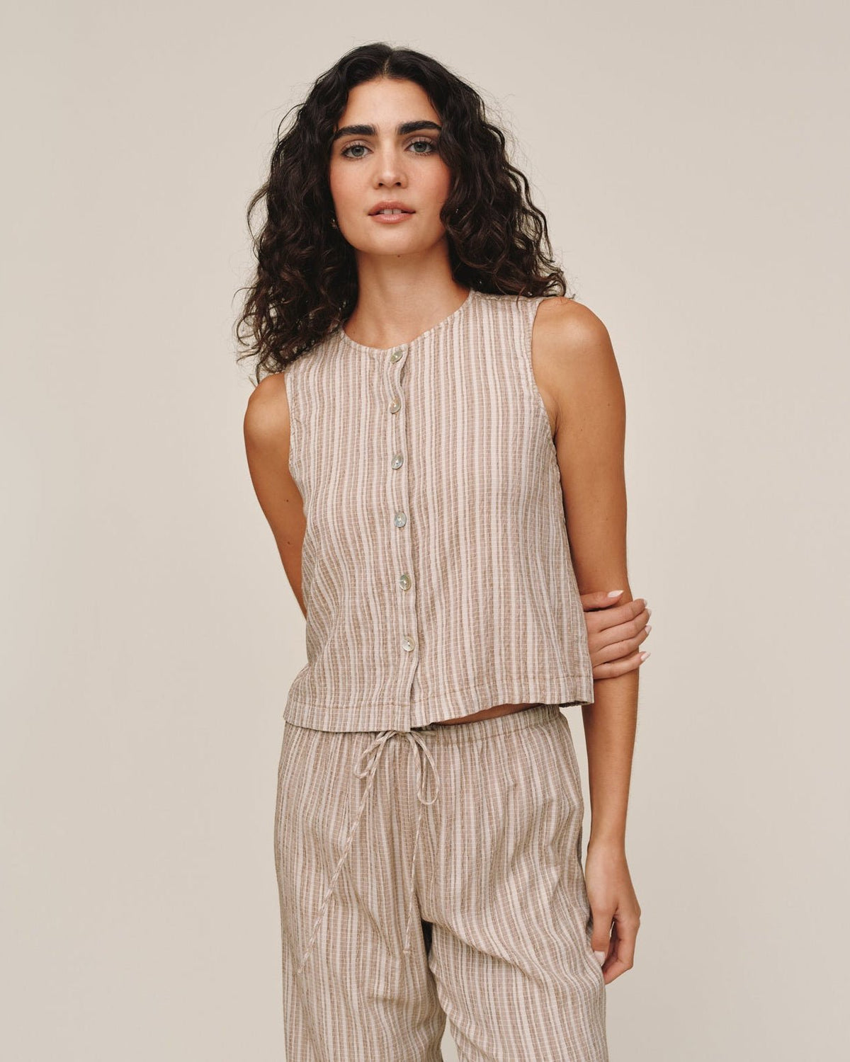 Bella Dahl Sleeveless Button Front Top in Driftwood