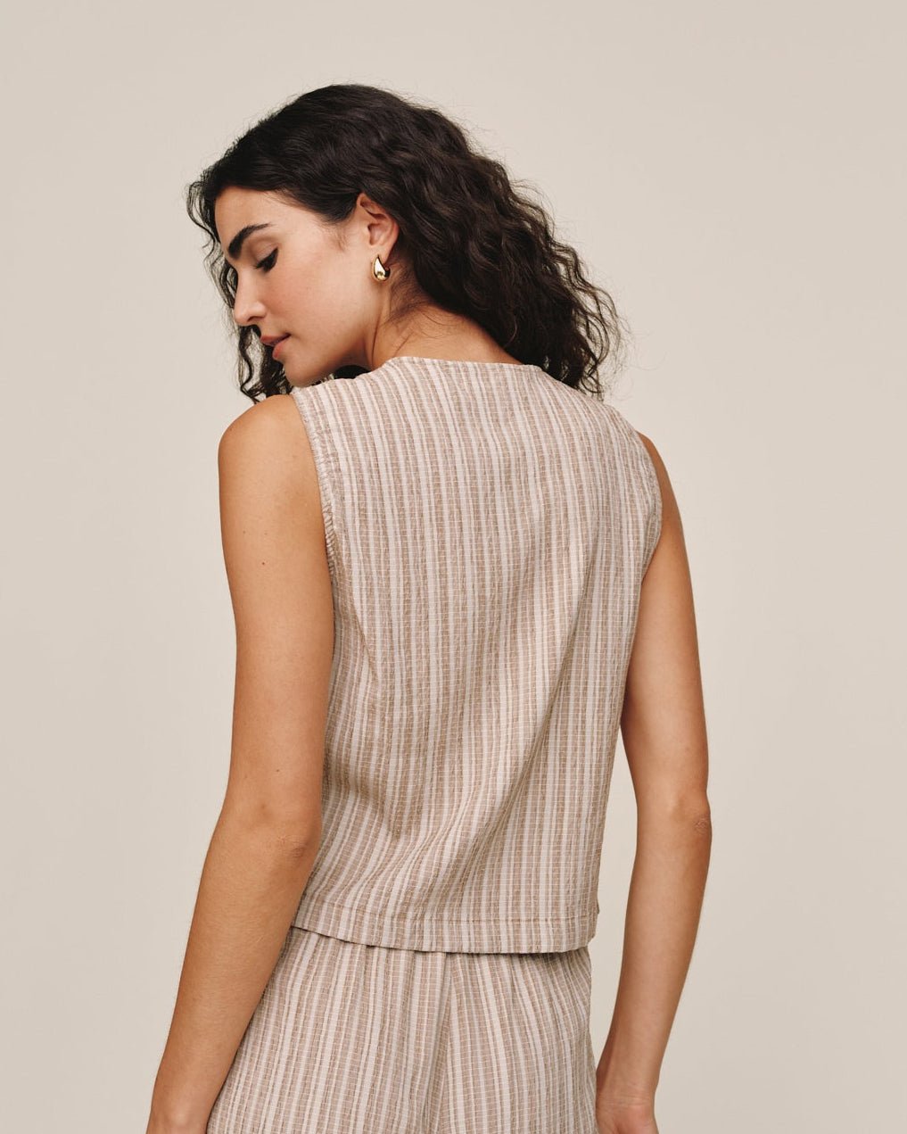 Bella Dahl Sleeveless Button Front Top in Driftwood