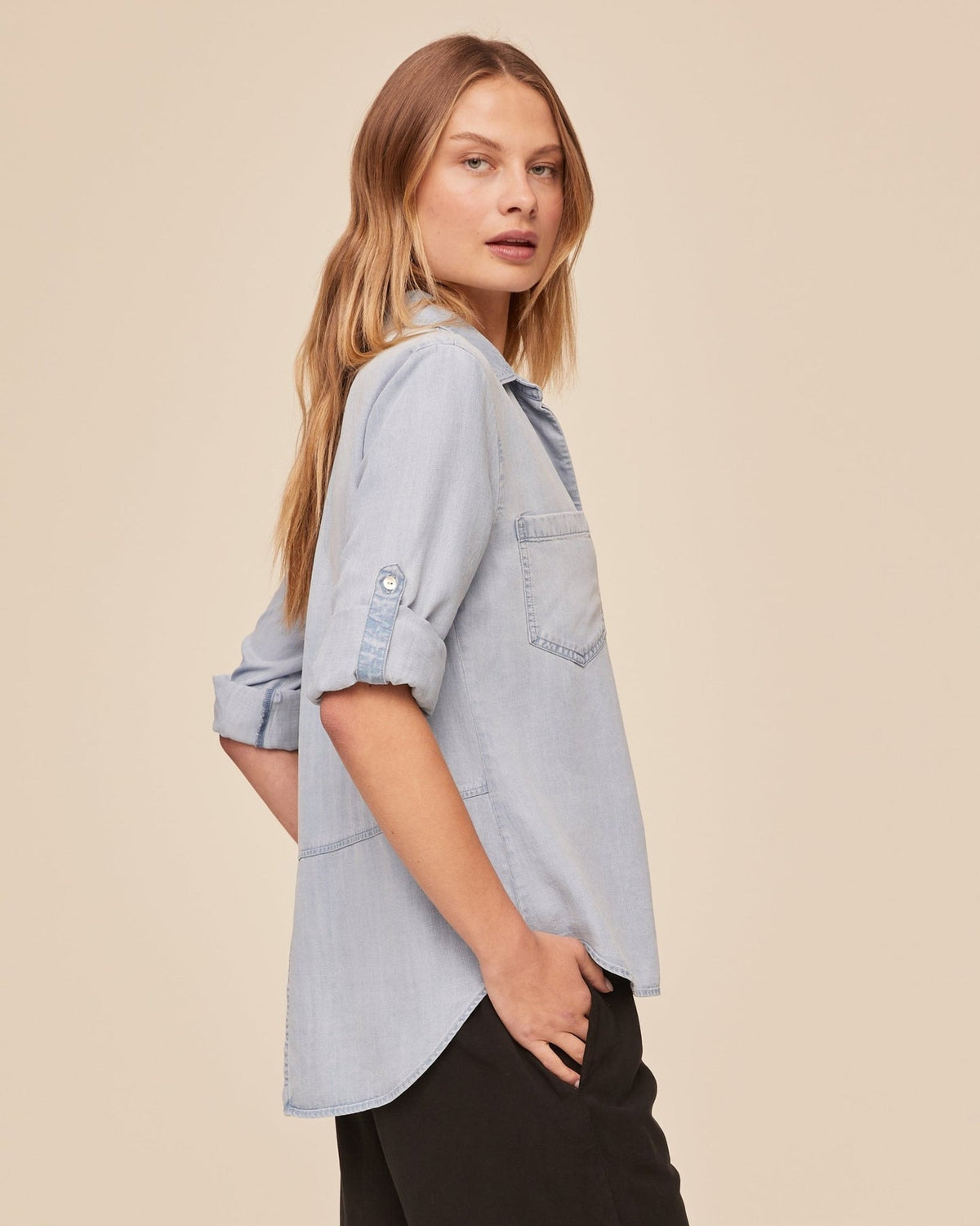 Bella Dahl Split Back Button Down in Light Sunspray Wash