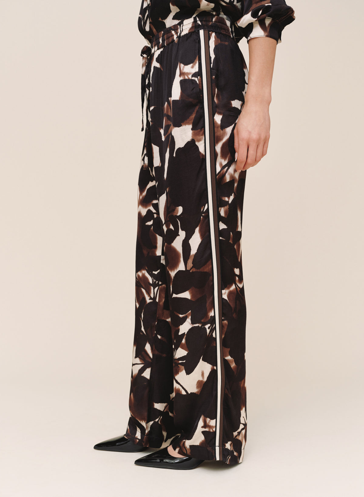 Bella Dahl Dressed Up Track Pant With Stripe