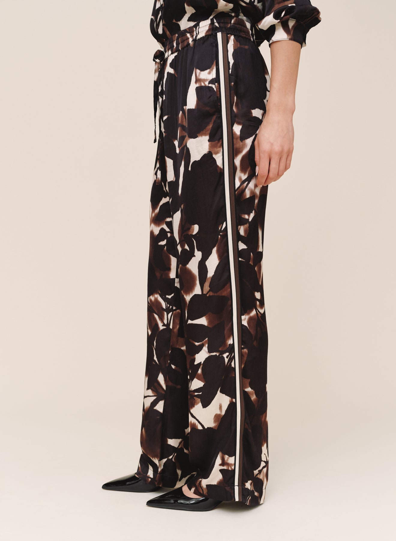 Bella Dahl Dressed Up Track Pant With Stripe Shadow Floral Print