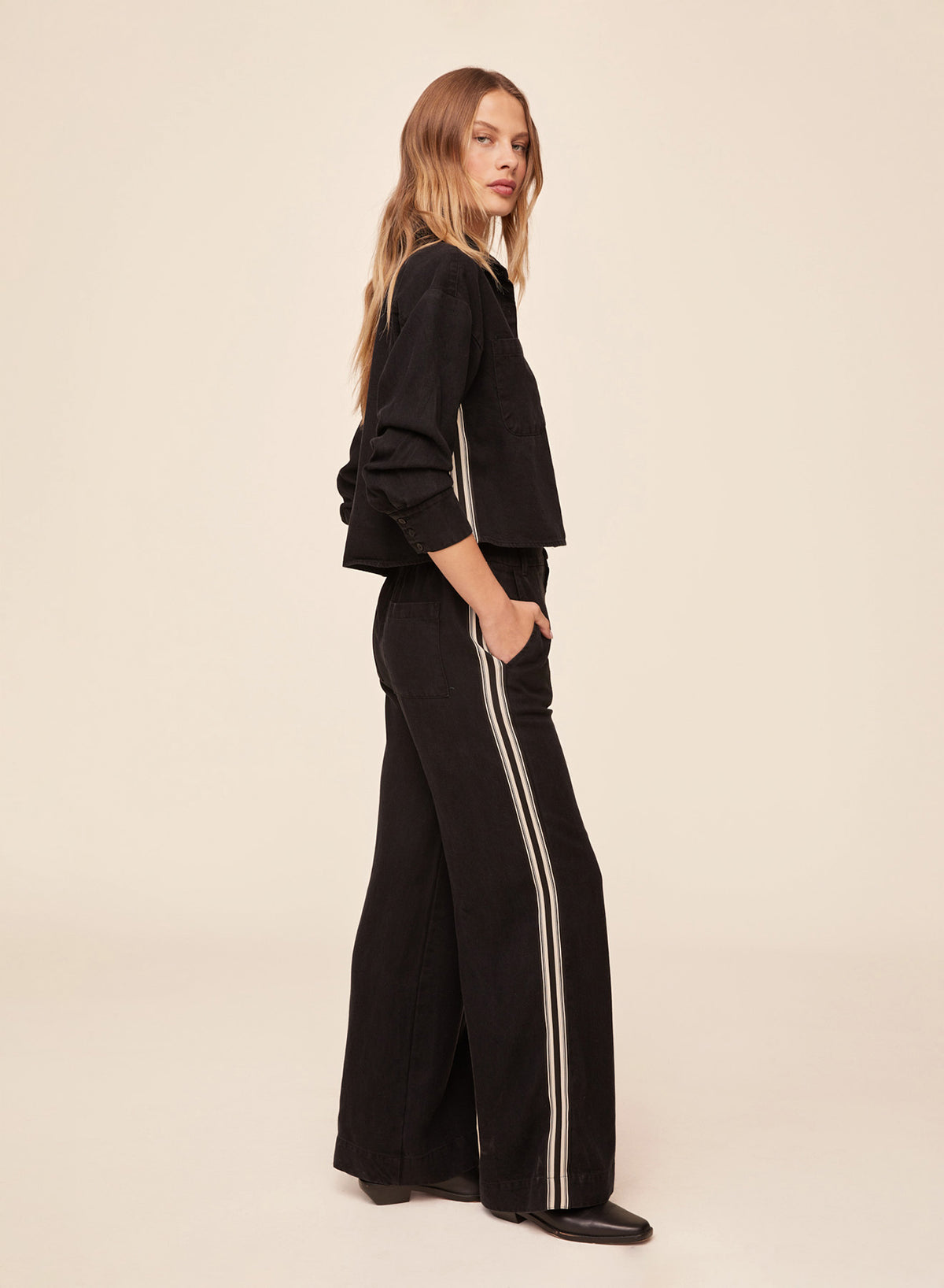 Bella Dahl L/S Two Pocket Trimmed Crop Shirt