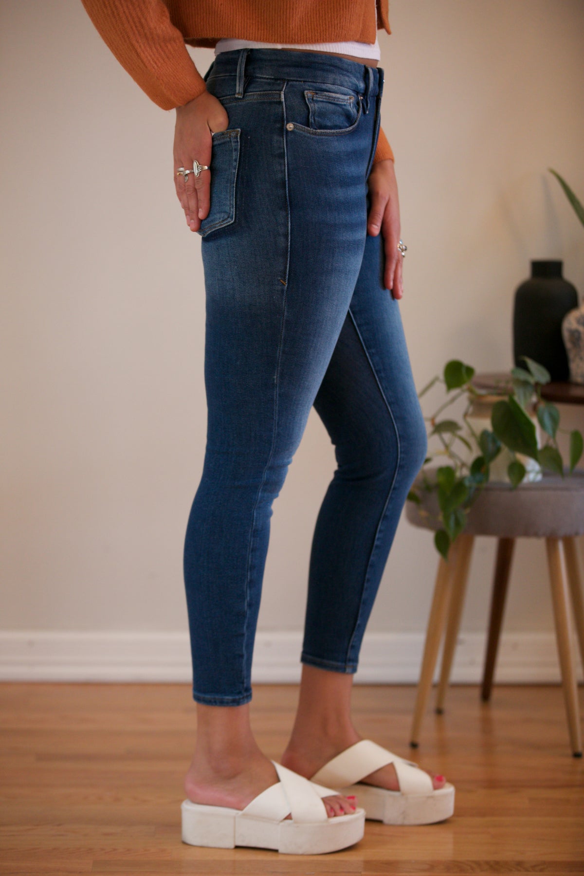 Good American Good Legs Crop Shadow Pockets in Indigo 008