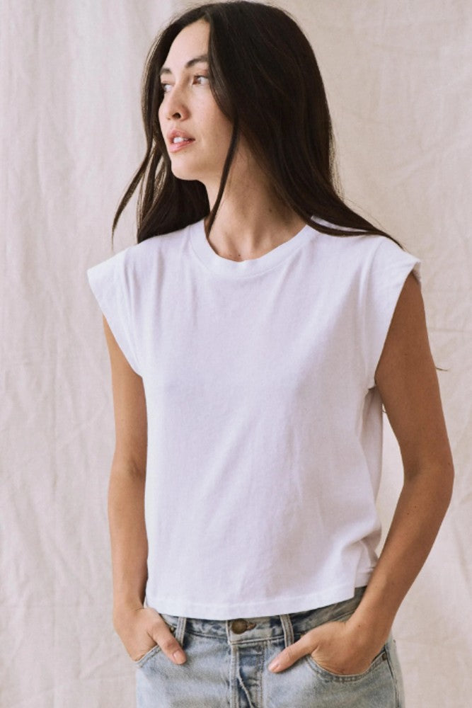 THE GREAT. The Peak Shoulder Tee True White